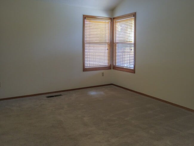 Building Photo - Charming 3 bedroom 2 bathroom home availab...