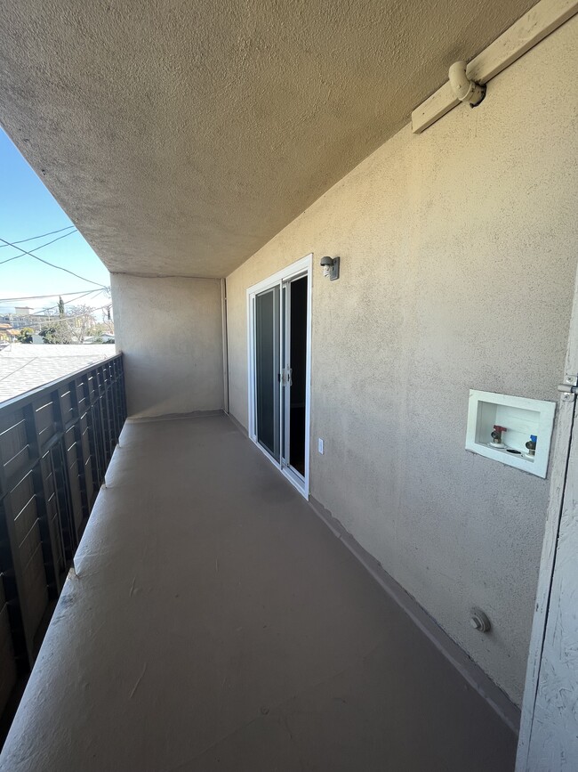 Building Photo - 24370 Newhall Ave