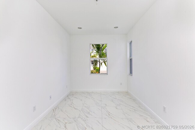 Building Photo - 6979 Pines Cir