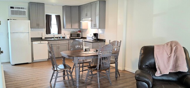 Building Photo - Newly Redone 2 Bed/1 Bath Apartment in Eli...