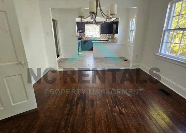 Building Photo - 1006 Panola St