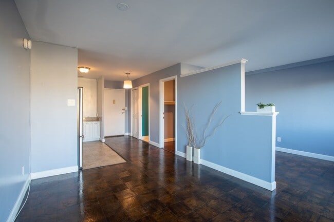 Building Photo - Lovely Studio Unit with 1 BA Condo in Wood...