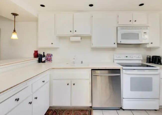 Building Photo - 4337 Marina City Dr