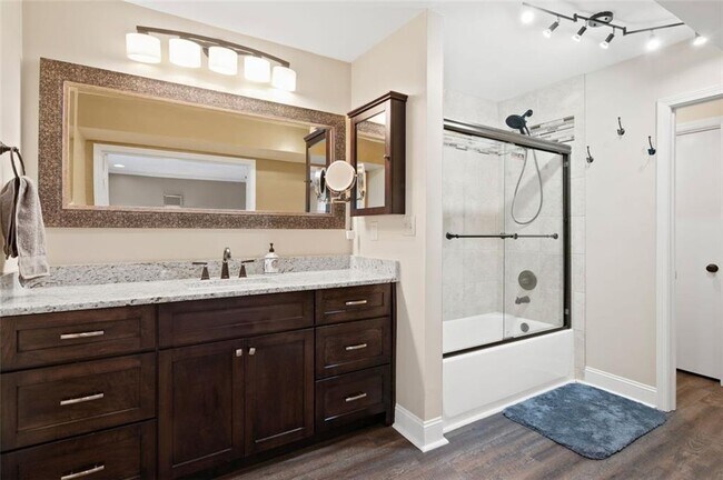 Building Photo - 5120 Chemin De Vie NE