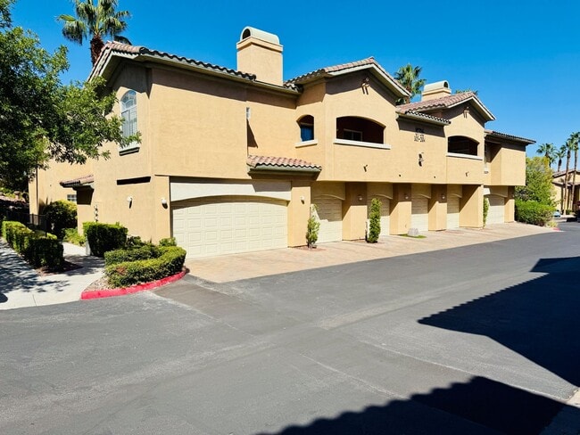 Building Photo - Enjoy resort-style living in this stylish ...