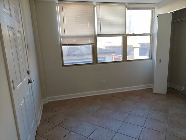 Building Photo - 4941 N Drake Ave