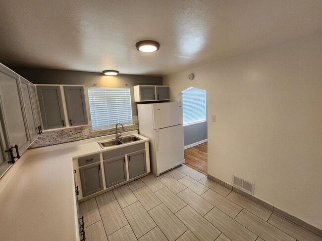 Building Photo - Remodeled 2 Bedroom in Denver! Great Locat...