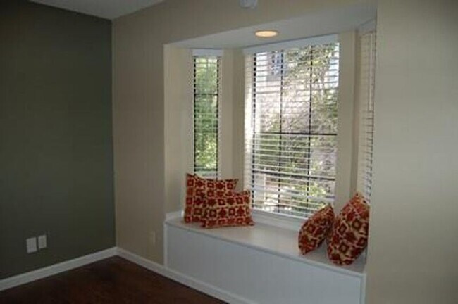Building Photo - 8750 Park Ln