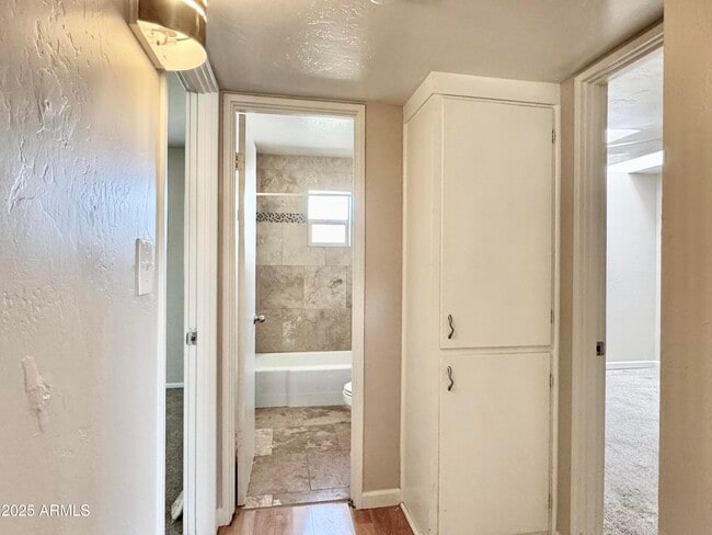 Building Photo - 731 W 12th Pl