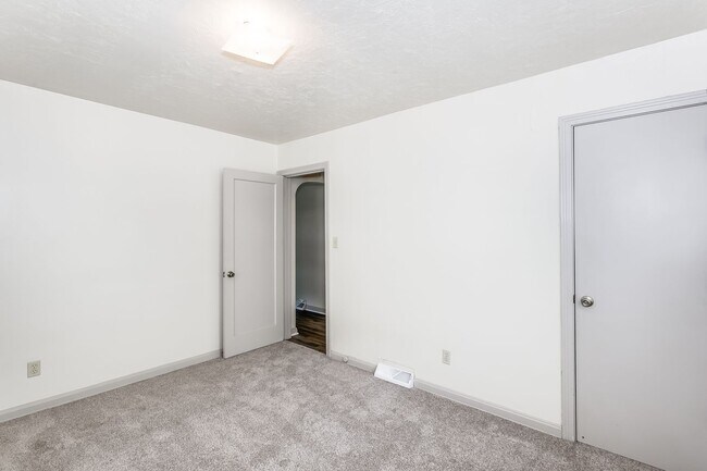 Building Photo - Cozy 2 Bedroom for Fall