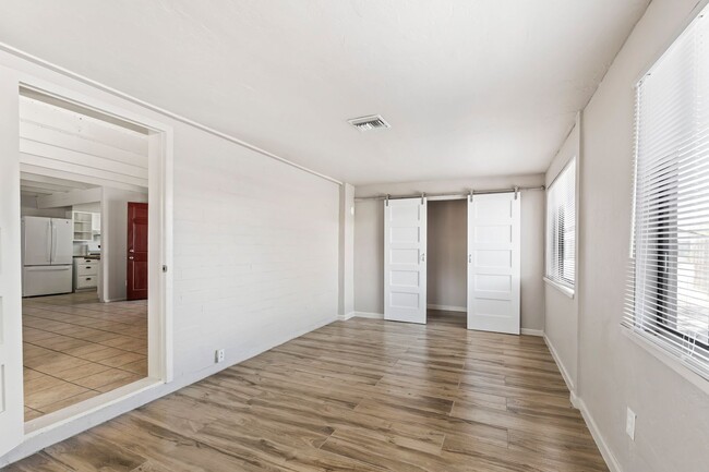 Building Photo - Charming central home