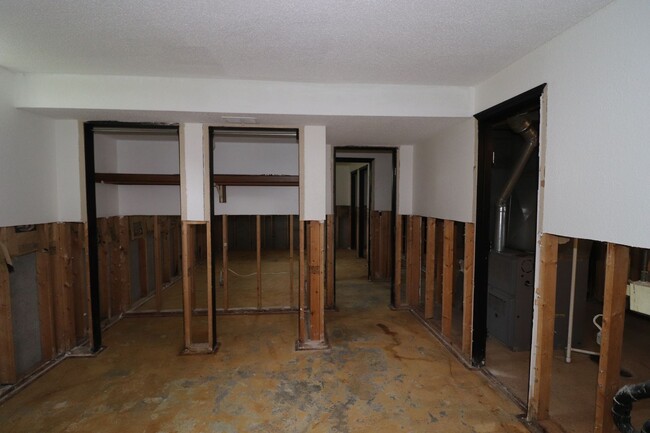 Building Photo - Spacious home for rent!