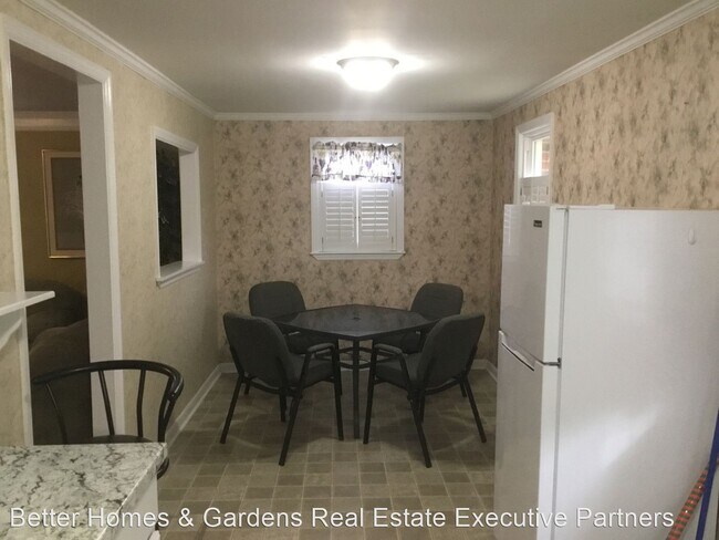 Building Photo - 3 br, 1 bath House - 219 N. Belair Rd.