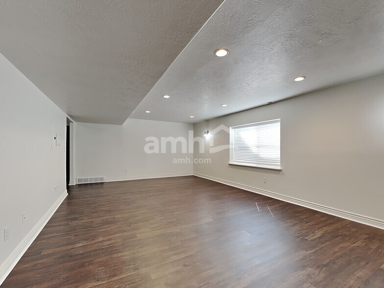 Building Photo - 3672 Nairn Dr