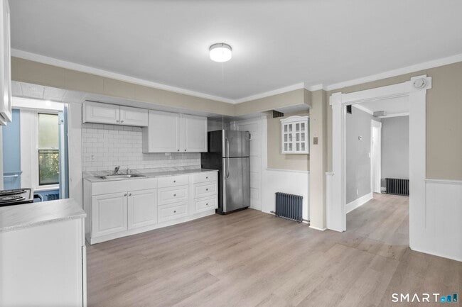 Building Photo - 18 Hobart St