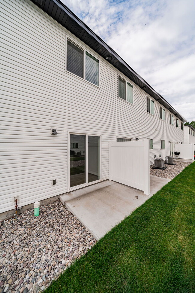 Building Photo - END UNIT TOWNHOME!!
