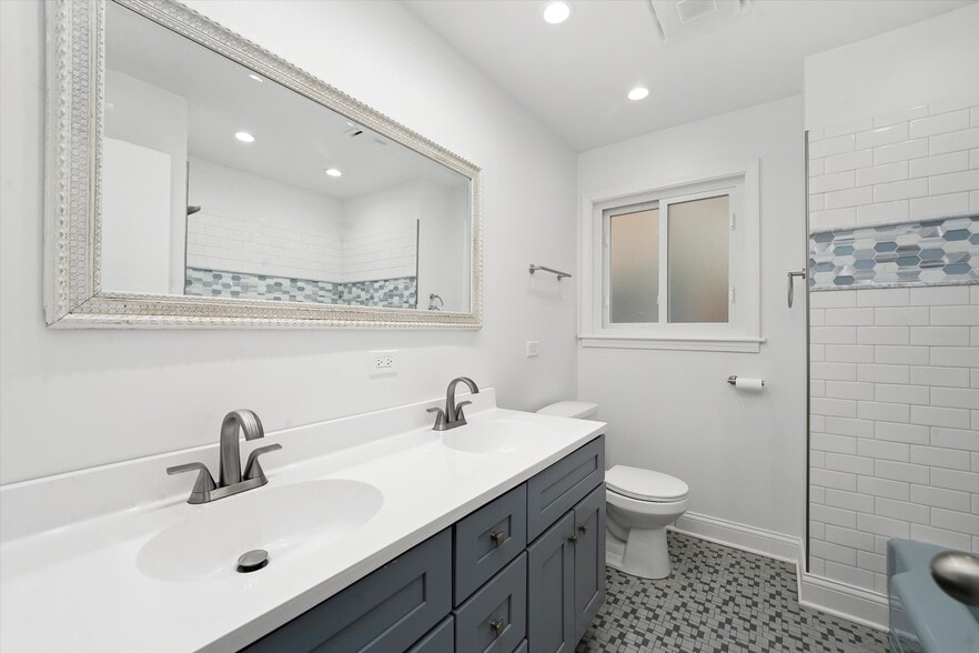 Building Photo - 7056 N Rockwell St