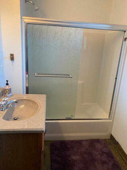 Bathroom with tub/shower - 910 N. Pacific Hwy