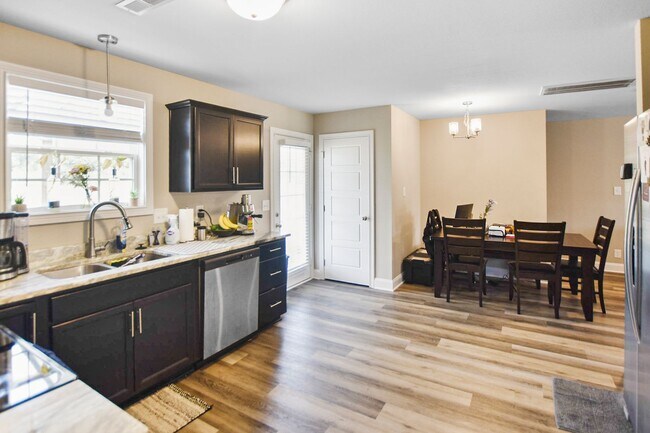 Building Photo - Pet Friendly Three Bedroom!