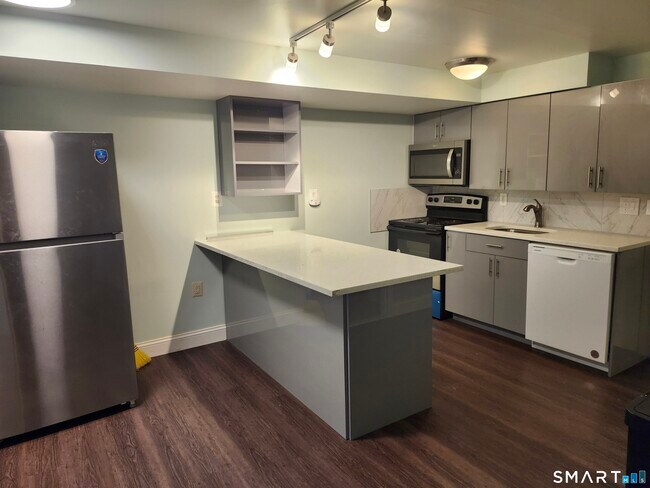 Building Photo - 488 Chapel St