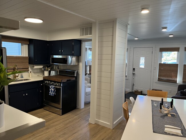 Building Photo - 3975 Sunset Dr