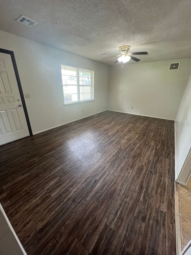 Building Photo - 3 Bed 1.5 Bath, Has large extra room that ...
