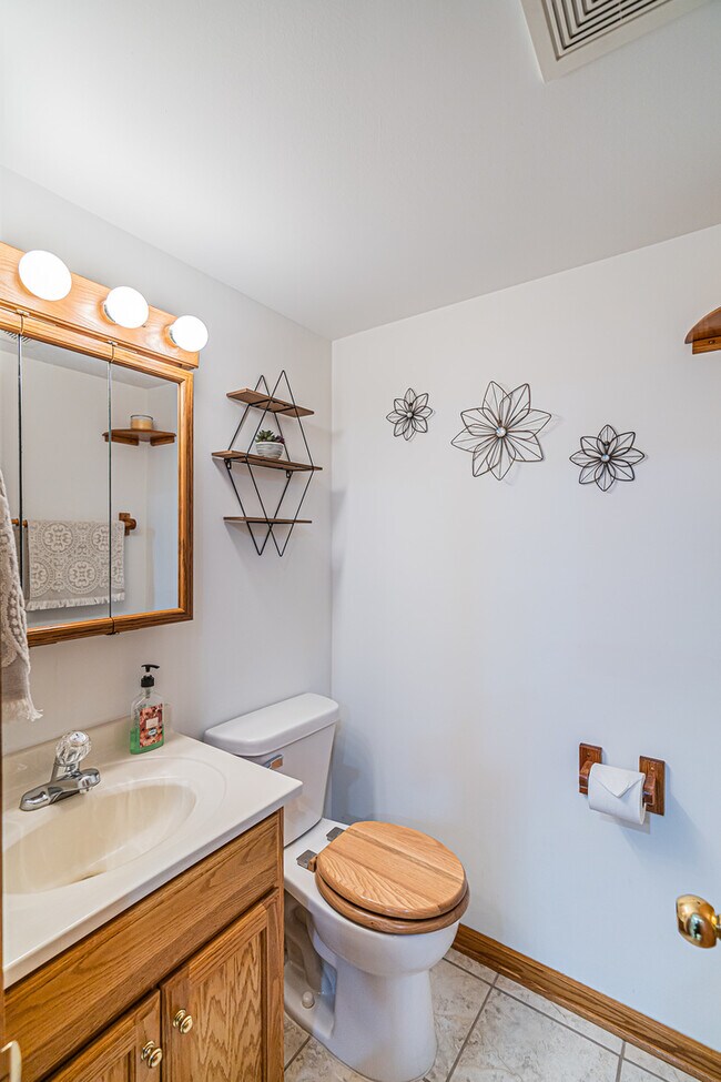 Building Photo - 1305 Kingsbury Dr