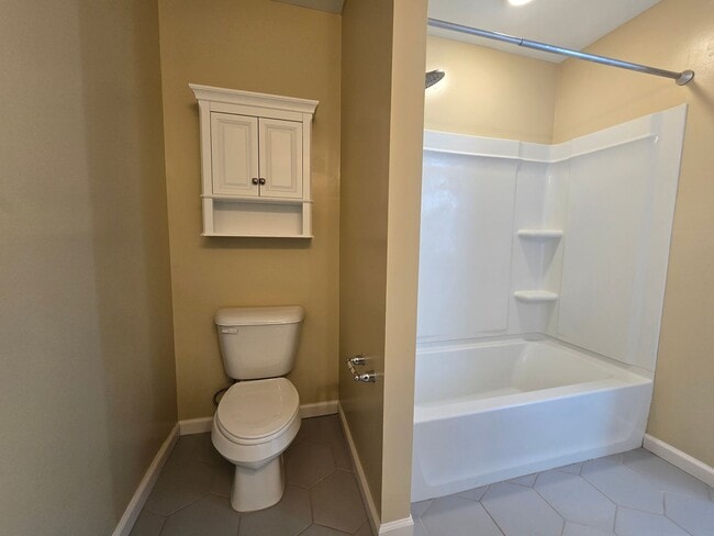 Building Photo - Super, Renovated 3 bed 1 bath! Available Now!