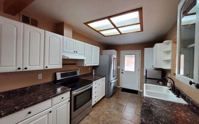 Building Photo - 107 W Sherwood Dr
