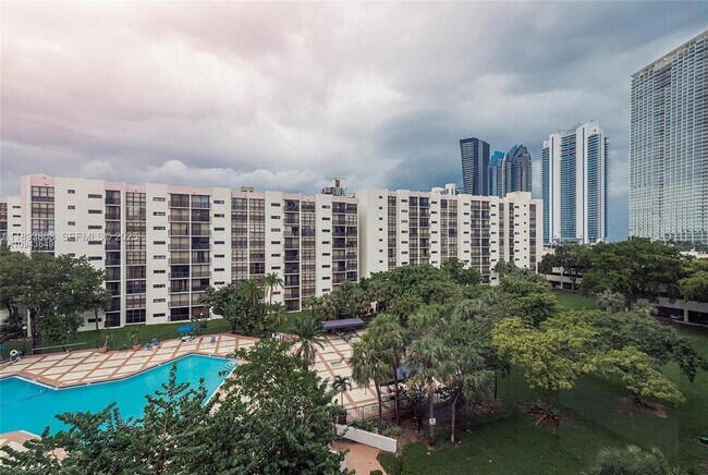 Building Photo - 17021 N Bay Rd