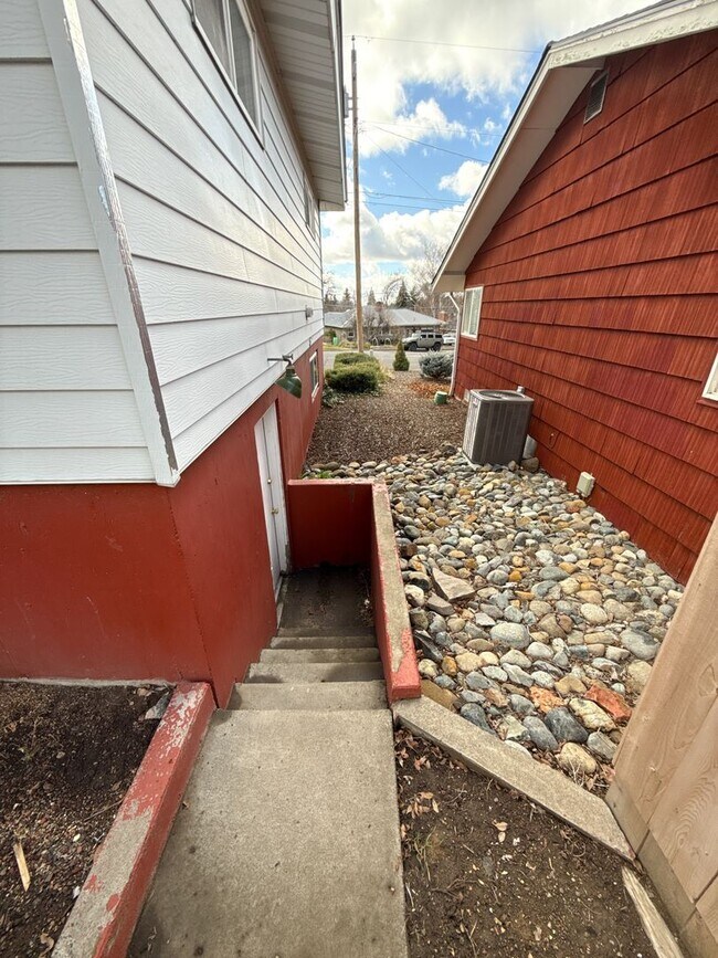 Building Photo - 3 Bedroom, 1.5 Bath House in Pacific Terrace neighborhood