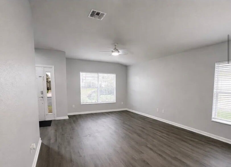 Building Photo - 5651 SW 40th Pl