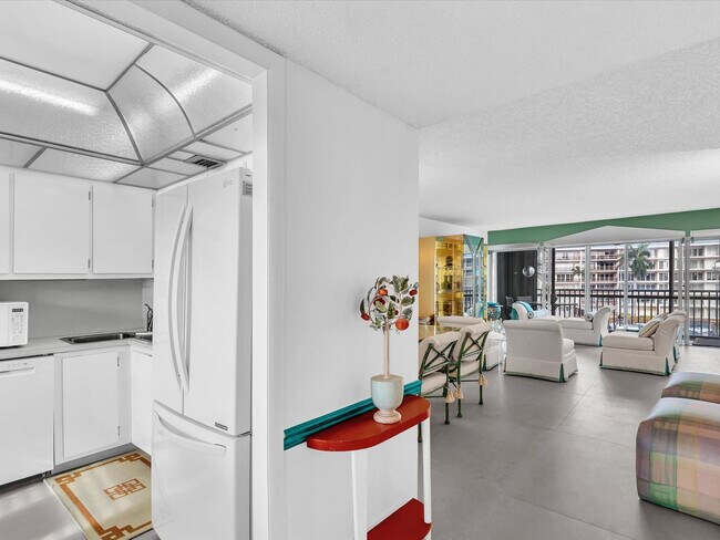 Building Photo - 1537 E Hillsboro Blvd