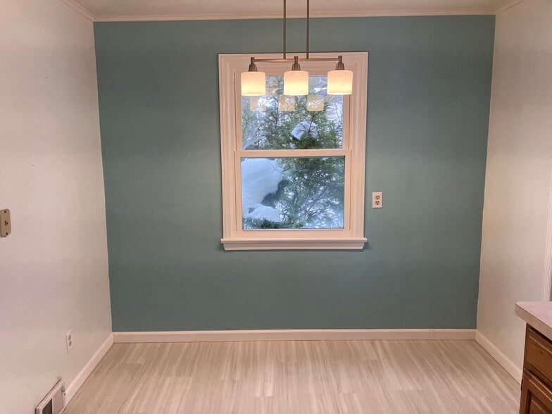 Eat-in area in kitchen - 147 Winstead Rd