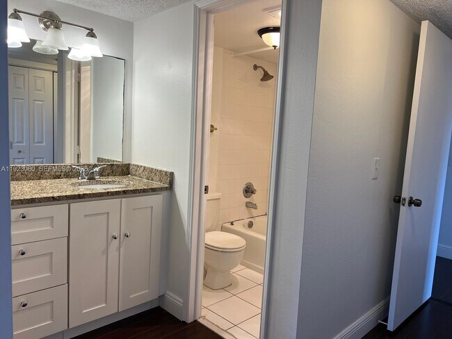 Building Photo - 9441 Evergreen Pl