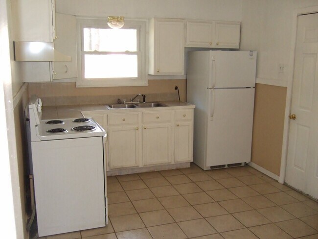 Building Photo - 626 Meadowview Dr