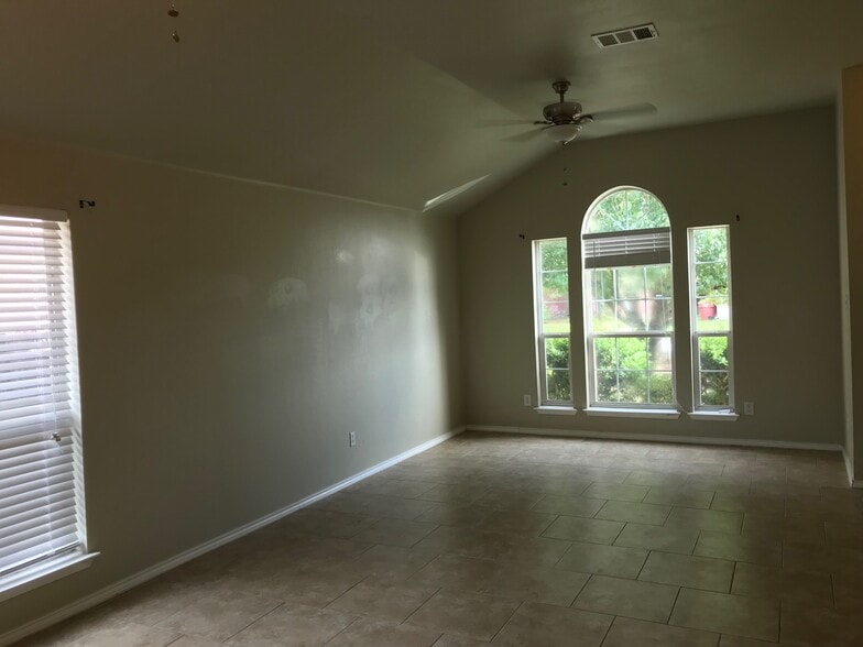 Building Photo - 713 Cooper Ln