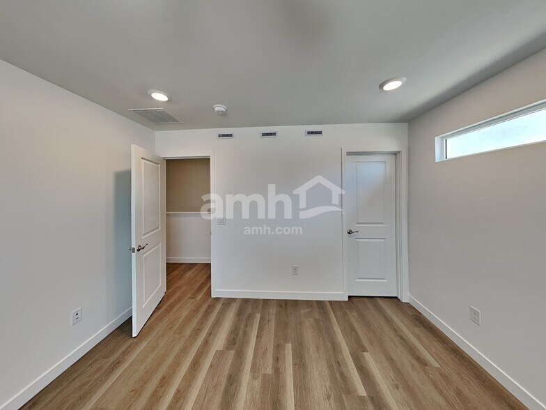 Building Photo - 9665 N Avenida Lucena