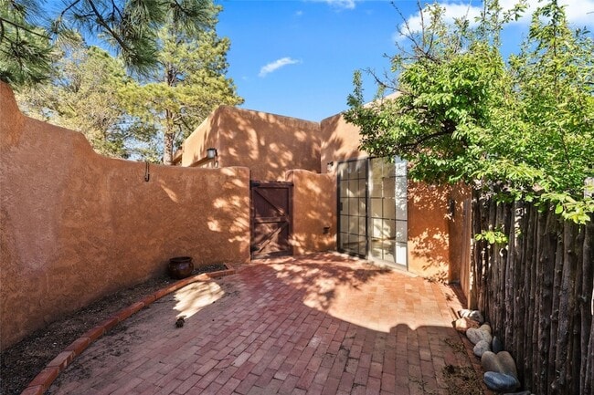 Building Photo - 280 Loma Entrada