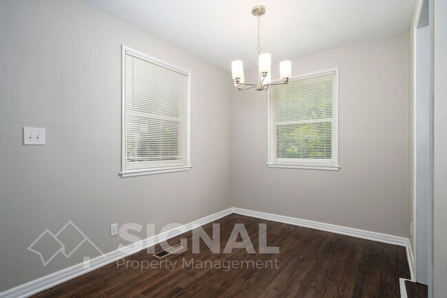 Building Photo - 3038 Highland Dr