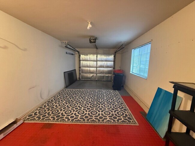 Building Photo - 3 Bedroom Backing up to San Felasco Hammock