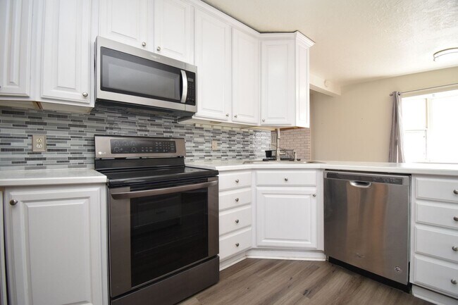 Building Photo - Updated and Charming 3 Bed Home with Fiber Internet & New Appliances!!!