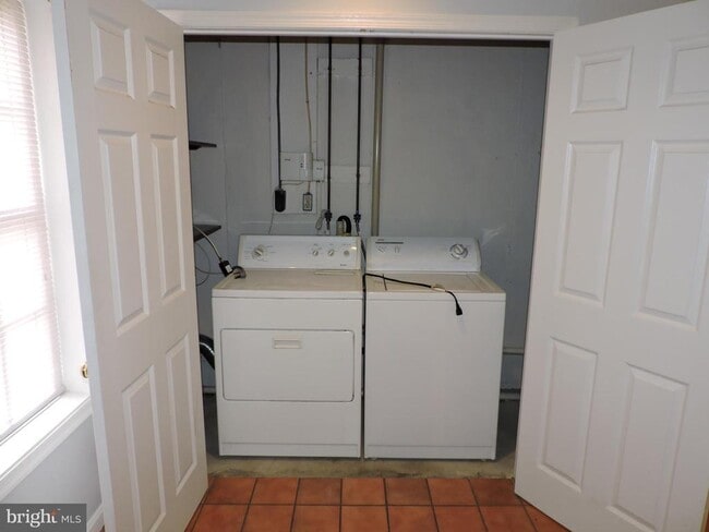 Building Photo - 12823 Kitchen House Way