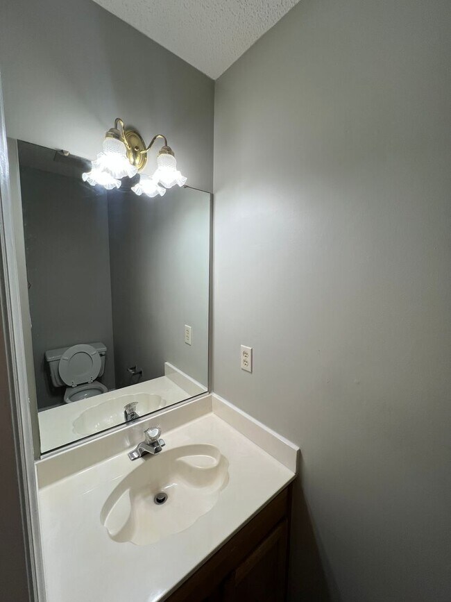 Building Photo - 3 Bedroom, 2 Car Garage in Ridgewood