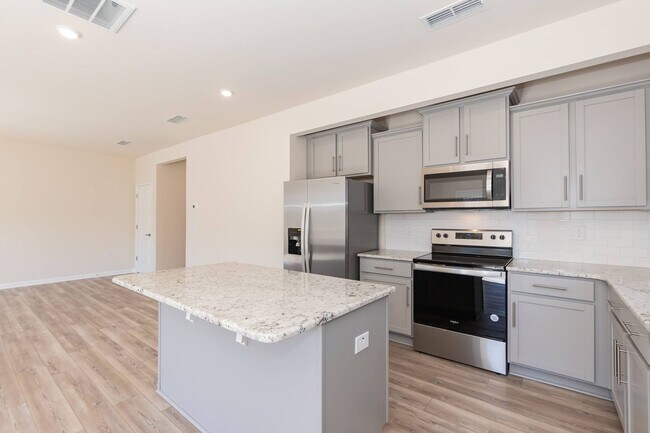 Building Photo - Three Bedroom Home!