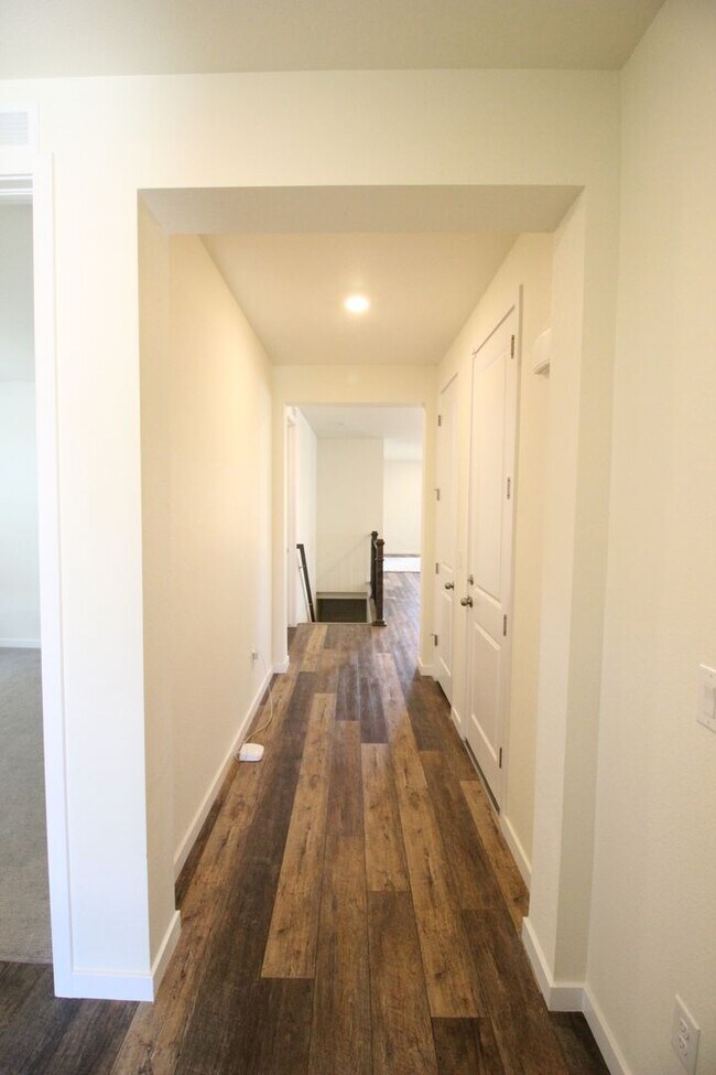 Building Photo - Beautiful Newer Ranch Style Home