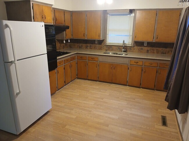 Building Photo - ASK about the MOVE IN SPECIAL! NO DEPOSIT!...