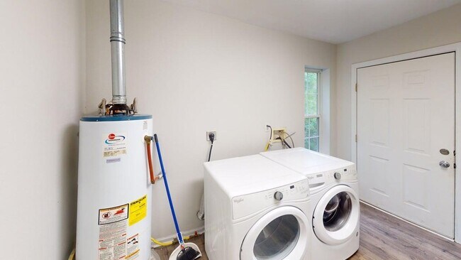 Building Photo - 910 Ave A