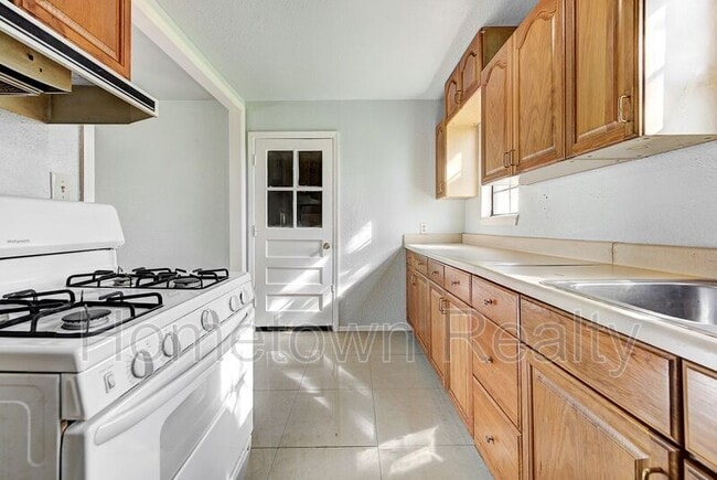Building Photo - 412 Monroney Dr