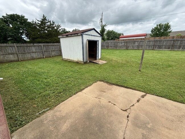 Building Photo - Nice 3 Bed 2 Bath House.  Yard Care Included.  Gas Heat & Hot Water